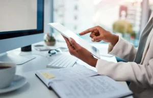 Contratista digitalizando su documentación desde una tablet en su oficina